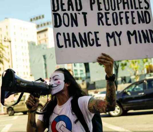 AI vs Humans: Debunking Conspiracy Theories – Which is More Effective? news-13092024-102753