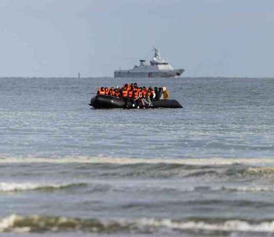 Tragedy Strikes as Eight People Perish Trying to Cross English Channel news-15092024-125025