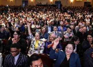 U.S. Approving Citizenship Applications at Record Speeds Ahead of Election news-27092024-192903