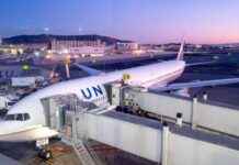 Bloody Attack Aboard Cross-Country Flight: FBI Affidavit Details news-31102024-234655
