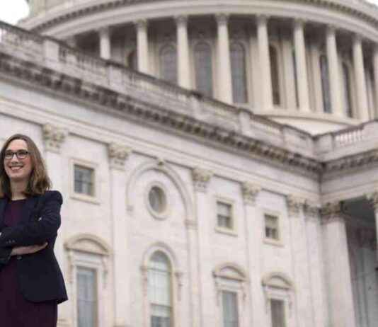 Support for First Transgender Congress Member Amid Republican Criticism news-01122024-001043